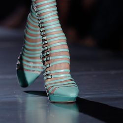 sandalias de hebillas de Versace en la Pasarela de la Alta Costura de París otoño/invierno 2012-2013