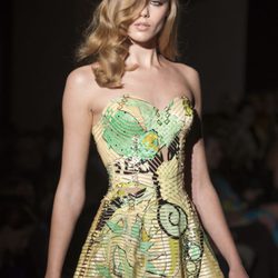 Minivestido con escote corazón de Versace en la Pasarela de la Alta Costura de París Otoño/invierno 2012-2013