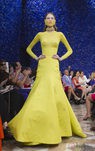 Vestido amarillo de Christian Dior en la Pasarela de la Alta Costura de París otoño/invierno 2012-2013