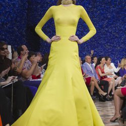 Vestido amarillo de Christian Dior en la Pasarela de la Alta Costura de París otoño/invierno 2012-2013