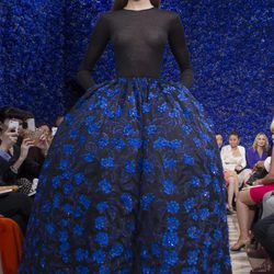 Volúmenes en el desfile de Christian Dior en la pasarela de la Alta Costura de París otoño/invierno 2012-2013