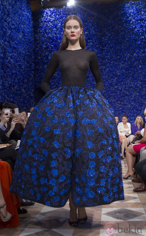 Volúmenes en el desfile de Christian Dior en la pasarela de la Alta Costura de París otoño/invierno 2012-2013