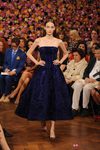 Vestido azul palabra de honor de Christian Dior en la Pasarela de la Alta Costura de París otoño/invierno 2012-2013