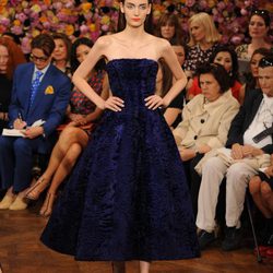 Vestido azul palabra de honor de Christian Dior en la Pasarela de la Alta Costura de París otoño/invierno 2012-2013