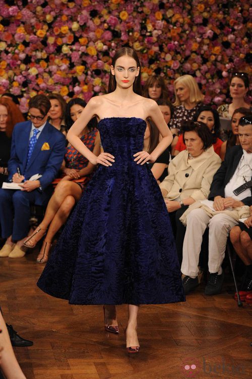Vestido azul palabra de honor de Christian Dior en la Pasarela de la Alta Costura de París otoño/invierno 2012-2013