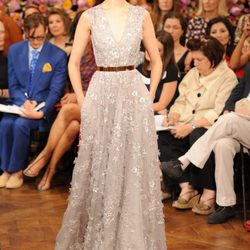 Diseño con escote en 'V' y detalles de flores de Christian Dior en la Pasarela de la Alta Costura París otoño/invierno 2012-2013
