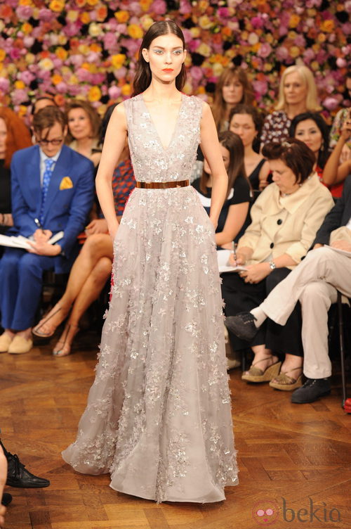 Diseño con escote en 'V' y detalles de flores de Christian Dior en la Pasarela de la Alta Costura París otoño/invierno 2012-2013