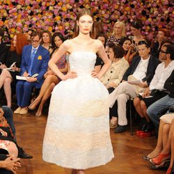 Faldas con volumen en el desfile de Christian Dior en la Pasarela de la Alta Costura de París otoño/invierno 2012-2013