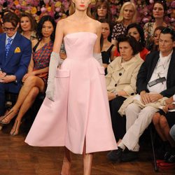 Vestido rosa pastel de Christian Dior en la Pasarela de la Alta Costura de París otoño/invierno 2012-2013