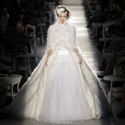 Lindsay Wixson con un espectacular vestido blanco de Chanel en la Pasarela de la Alta Costura de París otoño/invierno 2012/2013