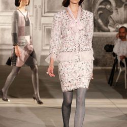 Traje en colores pastel de Chanel en la Pasarela de la Alta Costura de París otoño/invierno 2012/2013