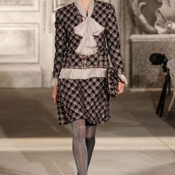 Traje de Chanel de estampado tweed en la Pasarela de la Alta Costura de París otoño/invierno 2012/2013
