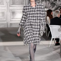Abrigo de lana con estampado tweed de Chanel en la Pasarela de la Alta Costura de París otoño/invierno 2012/2013