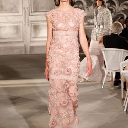 Vestido rosa palo con apliques florales de Chanel en la Pasarela de la Alta Costura de París otoño/invierno 2012/2013