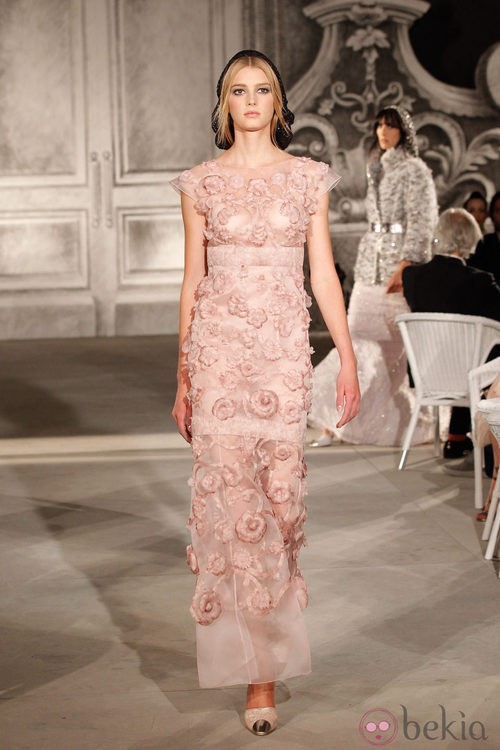 Vestido rosa palo con apliques florales de Chanel en la Pasarela de la Alta Costura de París otoño/invierno 2012/2013