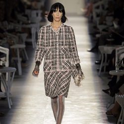Traje con estampado tweed de Chanel en la Pasarela de la Alta Costura de París otoño/invierno 2012/2013