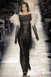 Vestido negro con plumas de Chanel en la Pasarela de la Alta Costura de París otoño/invierno 2012/2013