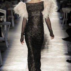 Vestido negro con plumas de Chanel en la Pasarela de la Alta Costura de París otoño/invierno 2012/2013