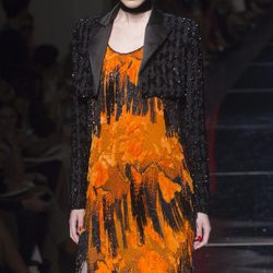 Diseño naranja y negro con flecos de Jean Paul Gaultier en la Pasarela de la Alta Costura de París otoño/invierno 2012/2013
