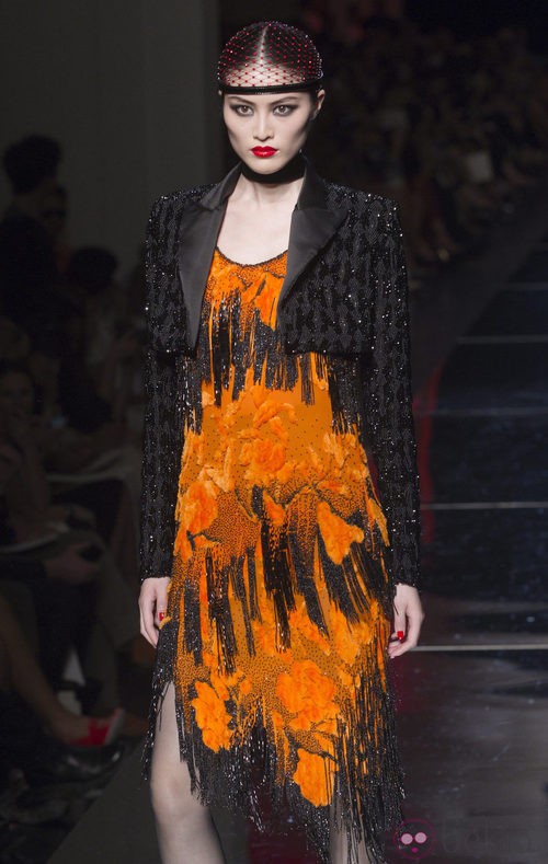Diseño naranja y negro con flecos de Jean Paul Gaultier en la Pasarela de la Alta Costura de París otoño/invierno 2012/2013