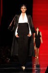 Conjunto con chaqueta al hombro de Jean Paul Gaultier en la Pasarela de la Alta Costura de París otoño/invierno 2012/2013