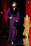 Conjunto en color berenjena de Jean Paul Gaultier en la Psarela de la Alta Costura de París otoño/invierno 2012/2013
