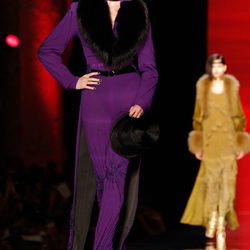 Conjunto en color berenjena de Jean Paul Gaultier en la Psarela de la Alta Costura de París otoño/invierno 2012/2013