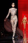Mono con aplicaciones de crsital de Jean Paul Gaultier en la Pasarela de la Alta Costura de París otoño/invierno 2012/2013
