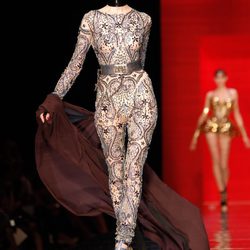 Mono con aplicaciones de crsital de Jean Paul Gaultier en la Pasarela de la Alta Costura de París otoño/invierno 2012/2013