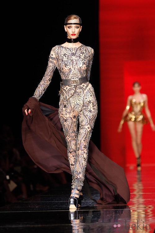 Mono con aplicaciones de crsital de Jean Paul Gaultier en la Pasarela de la Alta Costura de París otoño/invierno 2012/2013
