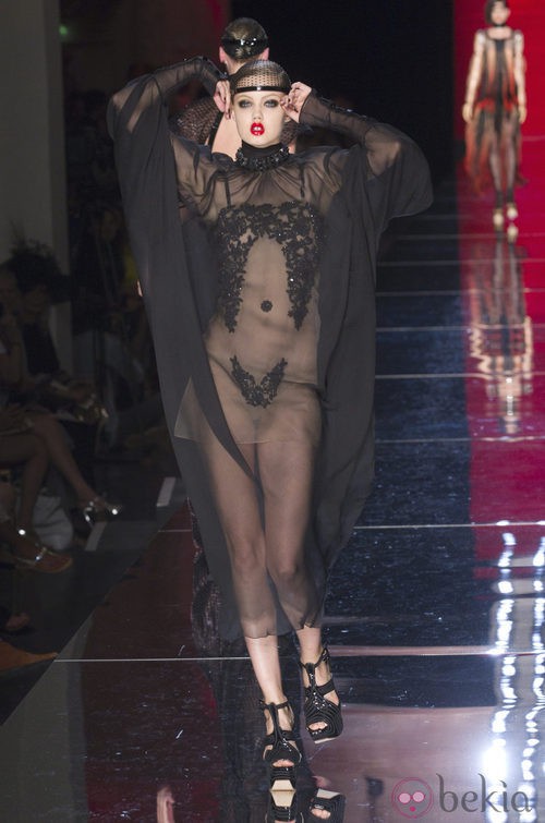 Transparencias en el desfile de Jean Paul Gaultier en la Pasarela de la Alta Costura de París otoño/invierno 2012/2013