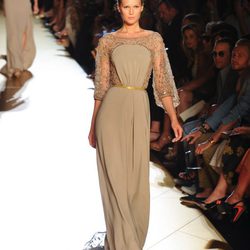 Diseño en color beige con transparencias en las mangas de Elie Saab en la Pasarela de la Alta Costura de París 