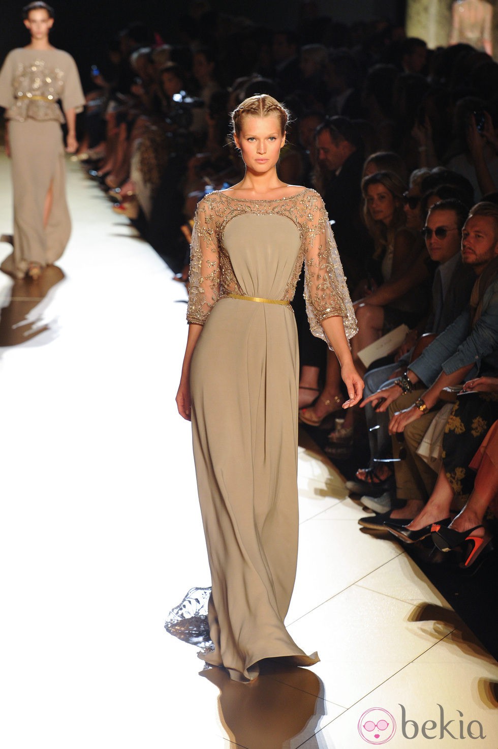 Diseño en color beige con transparencias en las mangas de Elie Saab en la Pasarela de la Alta Costura de París
