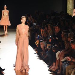 Vestido rosa con detalles dorados de Elie Saab en la Pasarela de la Alta Costura de París otoño/invierno 2012/2013