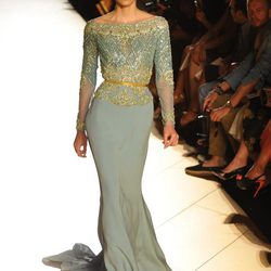 Aplicaciones doradas y transparencias en el desfile de Elie Saab en la Pasarela de la Alta Costura de París