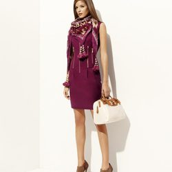 Vestido color berenjena y pañuelo de la colección 'Binoche' primavera/verano 2012 de Pedro del Hierro