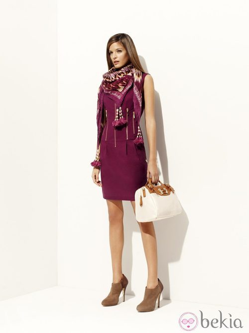 Vestido color berenjena y pañuelo de la colección 'Binoche' primavera/verano 2012 de Pedro del Hierro