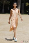 Clara Lago con vestido coral de Toni Francesc en la pasarela 080 Barcelona primavera/verano 2013