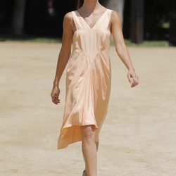 Clara Lago con vestido coral de Toni Francesc en la pasarela 080 Barcelona primavera/verano 2013