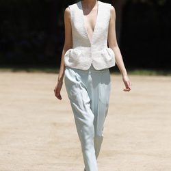 Pantalon empolvado y top peplum de Toni Francesc en la pasarela 080 de Barcelona primavera/verano 2013