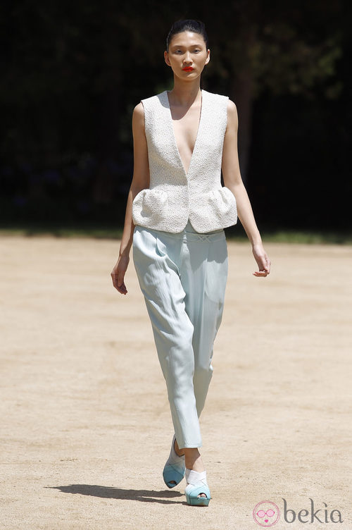 Pantalon empolvado y top peplum de Toni Francesc en la pasarela 080 de Barcelona primavera/verano 2013