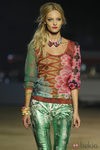 Camiseta estampada y pantalones metalizados de Desigual en la pasarela 080 de Barcelona primavera/verano 2013
