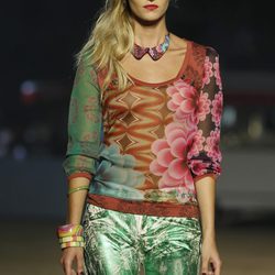Camiseta estampada y pantalones metalizados de Desigual en la pasarela 080 de Barcelona primavera/verano 2013
