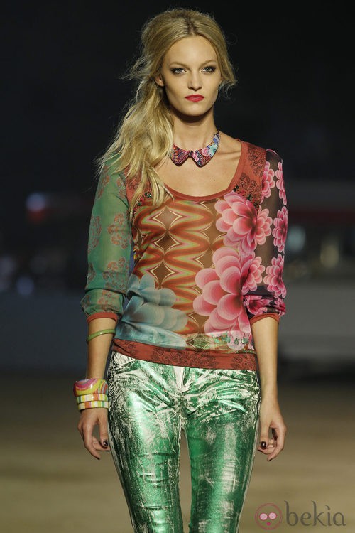Camiseta estampada y pantalones metalizados de Desigual en la pasarela 080 de Barcelona primavera/verano 2013