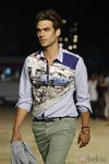 Jon Kortajarena con camisa estampada de Desigual en la pasarela 080 de barcelona primavera/verano 2013