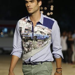 Jon Kortajarena con camisa estampada de Desigual en la pasarela 080 de barcelona primavera/verano 2013