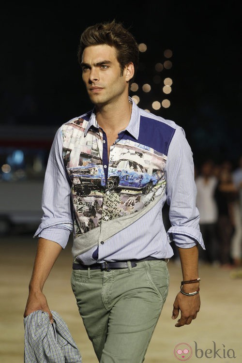 Jon Kortajarena con camisa estampada de Desigual en la pasarela 080 de barcelona primavera/verano 2013