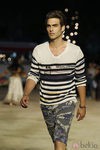 Jon Kortajarena con jersey de rayas de Desigual en la pasarela 080 de Barcelona primavera/verano 2013