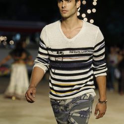 Jon Kortajarena con jersey de rayas de Desigual en la pasarela 080 de Barcelona primavera/verano 2013