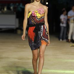 Vestido con estampado étnico de Desigual en la pasarela 080 de Barcelona primavera/verano 2013